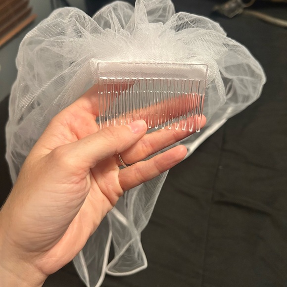 Elegant White Veil for Women - Picture 2 of 2